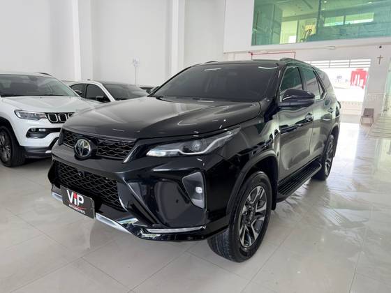TOYOTA HILUX SW4 2.8 D-4D TURBO DIESEL SRX PLATINUM 7L 4X4 AUTOMÁTICO